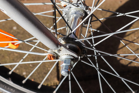 在带金属辐条的自行车车轮上选择性聚焦特写视图。