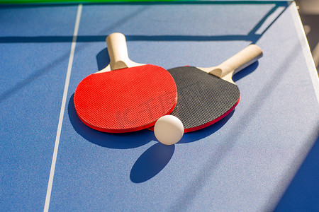 乒乓球乒乓球摄影照片_乒乓球 ping pong 两个球拍和白球