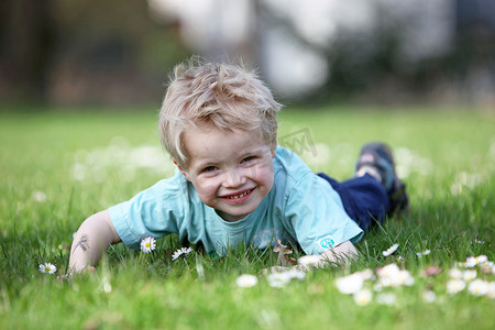 采草摄影照片_绿色草地上的小男孩