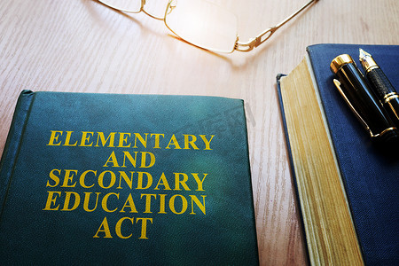 年中总结摄影照片_桌子上的 1965 年中小学教育法 (ESEA)。