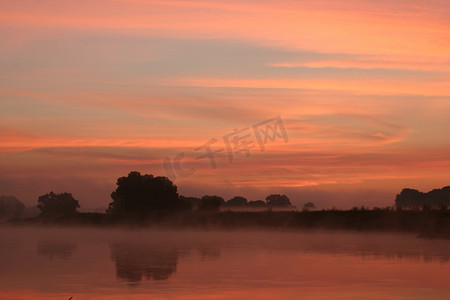 灰色水摄影照片_河上的日出