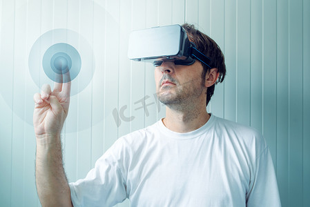 戴 VR 护目镜的人在虚拟现实环境中工作