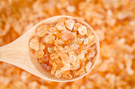 冰糖葫芦logo摄影照片_木勺中的健康冰糖。