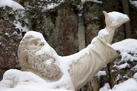 人物冷摄影照片_Vainamoinen 雕像，卡勒瓦拉史诗中的人物