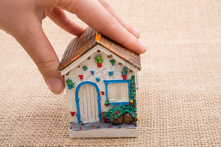 手和一个小模型房子