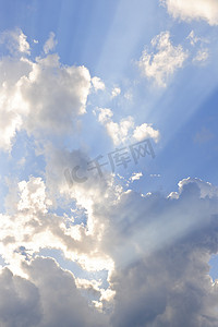 蓝色大气摄影照片_与太阳光芒的蓝天