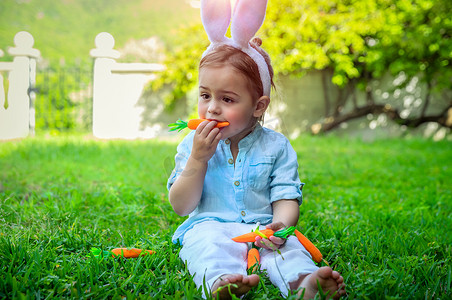 儿童小兔子摄影照片_吃胡萝卜的复活节小兔子