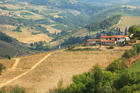 在意大利山上孤独的农村房子的鸟瞰图。