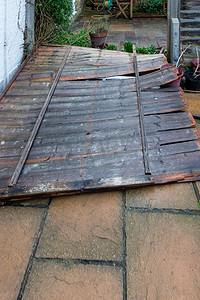 花园围栏面板在暴风雨中被强风吹倒