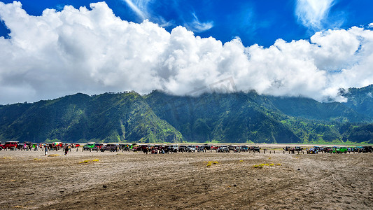 早上遛鸟摄影照片_布罗莫火山 (Mount Bromo) 位于印度尼西亚东爪哇 Bromo Tengger Semeru 国家公园。