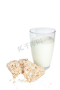 大米和牛奶摄影照片_大米饼干和牛奶
