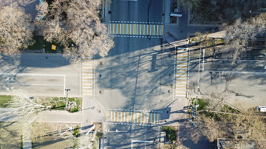无人机线条摄影照片_城市道路交叉口的俯视图。