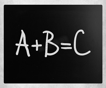 “A+B=C”在黑板上用白色粉笔手写