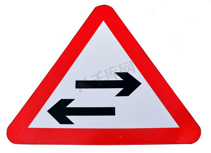 带右箭头和左箭头的定向交通标志，隔离