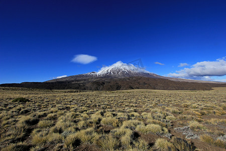 白雪覆盖的特罗门火山，阿根廷