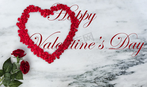 情人节快乐，有可爱的玫瑰花和天然大理石上的红心轮廓，包括文字