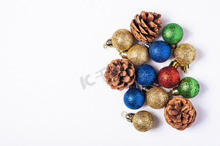具有彩球、松果和装饰品的圣诞组合物