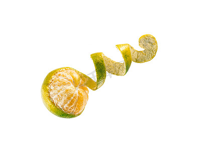 新鲜成熟的绿色柑橘与螺旋皮