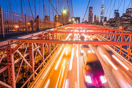 布鲁克林大桥上汽车前照灯的夜灯。