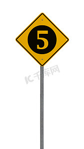 孤立的黄色驾驶警告标志五