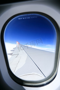 透过窗户看飞机