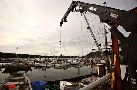 停靠码头摄影照片_起重机和停靠在不列颠哥伦比亚省爱德华港的渔船