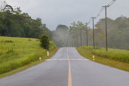 雨后的湿路