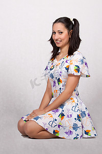 一个扎着辫子的女孩，穿着五颜六色的复古连衣裙