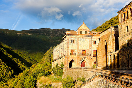 尤瓦尔赫拉利摄影照片_瓦尔瓦内拉圣母修道院，西班牙拉里奥哈