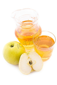 水罐和一杯苹果汁