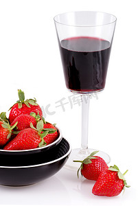 红酒和草莓。