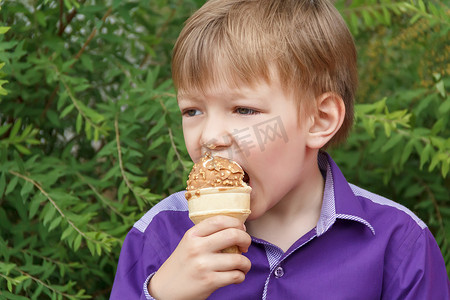 吃冰淇淋的金发小孩