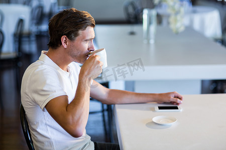 男人喝杯咖啡
