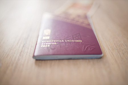 红包五元摄影照片_瑞典护照，里面有一张模糊的五十缅元钞票