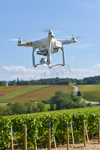 气候分析摄影照片_葡萄园上空的实用无人机