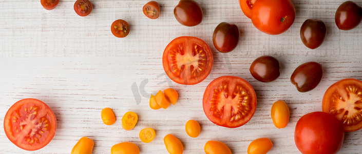 西红柿在白桌宽屏上混合