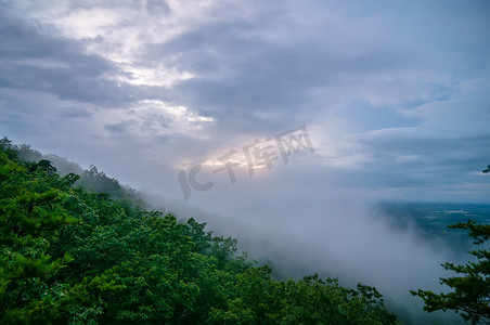 王者貂蝉摄影照片_云雾缭绕的山景