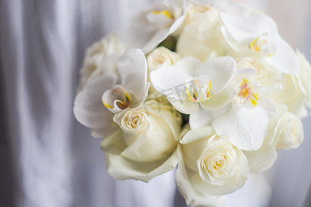 包装好的花摄影照片_与白玫瑰和兰花的婚礼花束