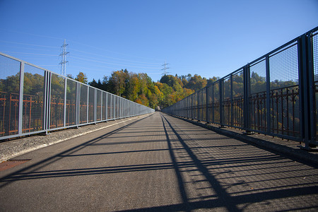 安全栏杆摄影照片_瑞士的桥梁，有道路和栏杆