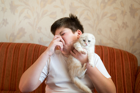 青少年因猫的难闻气味而转身