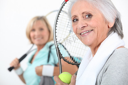 断点摄影照片_打网球的老年妇女