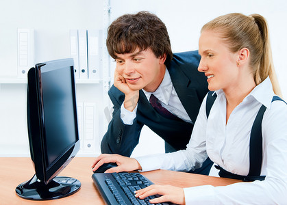 微笑的年轻商人在电脑上一起工作