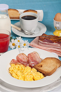 面包鸡蛋橙汁摄影照片_英式早餐