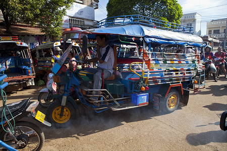 Champasak 老挝 — Nov23 — Doawreung 市场的三轮车
