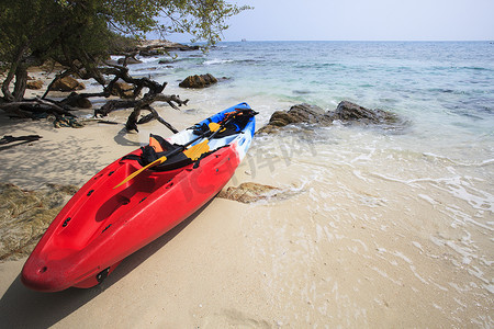 海沙滩上的海上皮划艇独木舟，拥有美丽的自然海岸