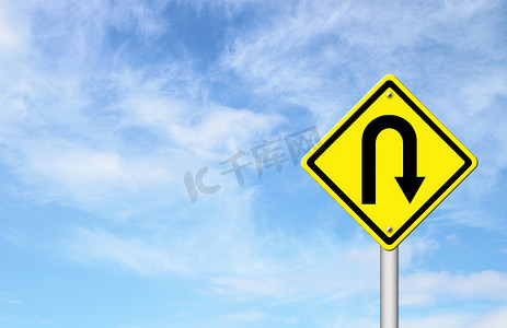 告背景摄影照片_黄色警告标志 u-turn roadsign 有蓝天背景