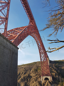 在法国的 Garabit 高架桥下