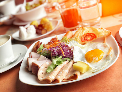 可口早餐供食用咖啡，橙汁，鸡蛋，火腿，