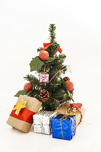 装饰圣诞树，玩具和礼物被隔离