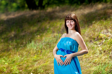 少女心摄影照片_怀孕肚子上的快乐少女心